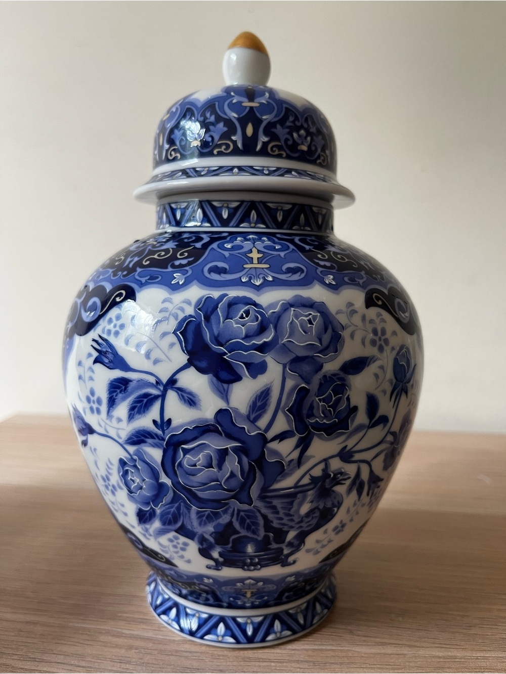 🇯🇵 Handpainted Blue and White Floral Porcelain Ginger Jar with Lid Elegant - Picture 9 of 9